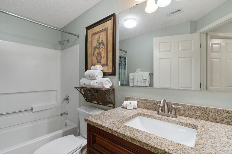 Bathroom 4, Palacio 1403, Escambia