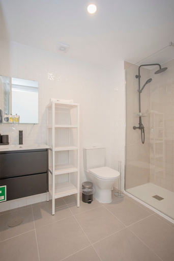 Bathroom, NAX Apartment G by Liiiving, Porto