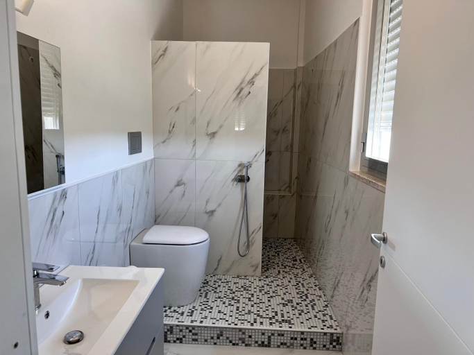 Shower 2, Marzamemi Rooms, Syracuse