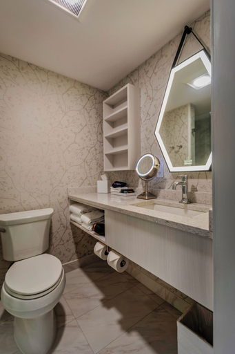Bathroom 5, Old Orchard Inn, Kings