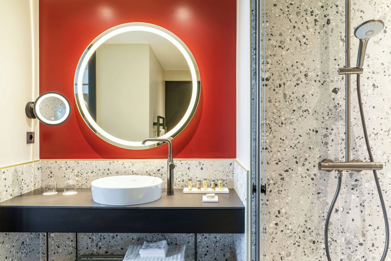 Bathroom 5, Renaissance Bordeaux Hotel, Gironde