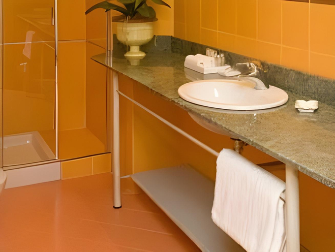 Bathroom 9