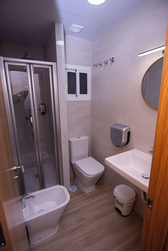 Bathroom 5, Hostal Guillot, Málaga
