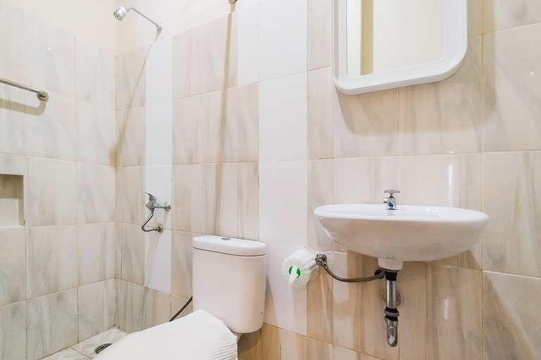 Bathroom 3, RedDoorz near Focal Point Medan, Medan