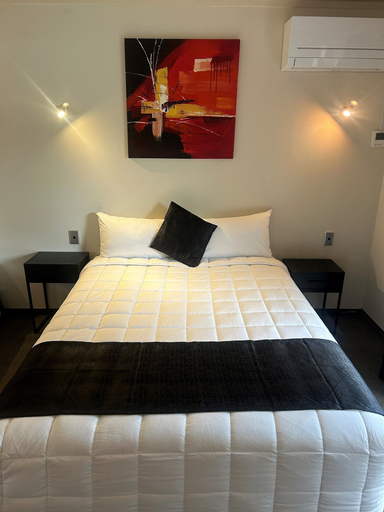 Bedroom 4, Aquarious motor inn, Hamilton