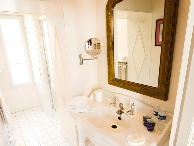 Bathroom 28