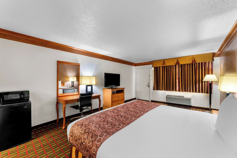 Bedroom 4, Scottish Inn Decatur, Wise