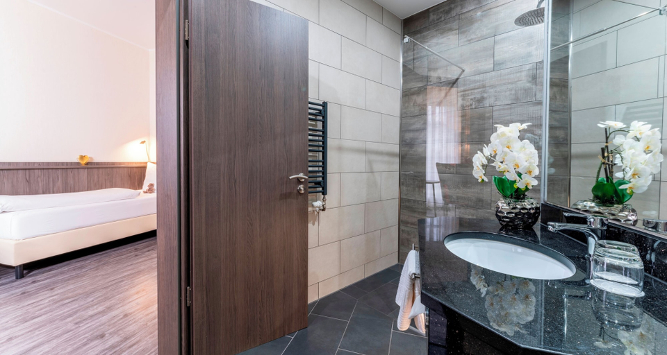 Bathroom 5, PLAZA Premium Parkhotel Norderstedt, Segeberg