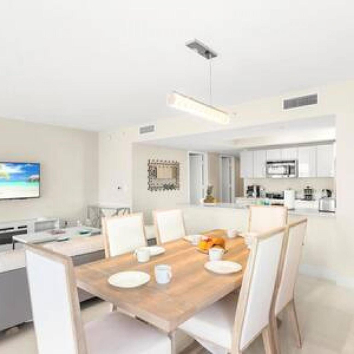 Dining Room 2, min to Beach Direct Water Views Fast Wi-Fi, Broward