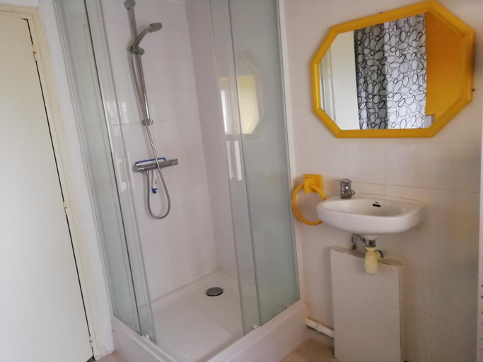 Bathroom, Petitbon, Côtes-d'Armor