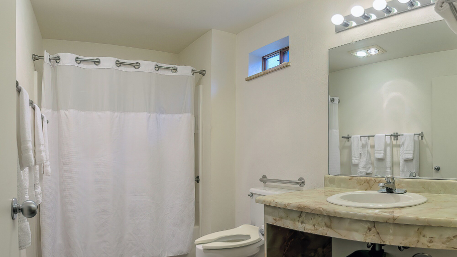 Bathroom 3, Green Springs Inn, Jackson