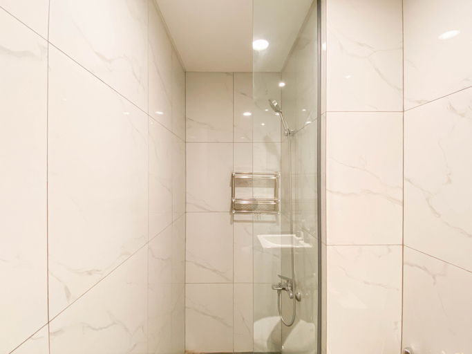 Bathroom 5, Comfy Studio at Ciputra World 2 Apartment By Travelio, Jakarta Selatan