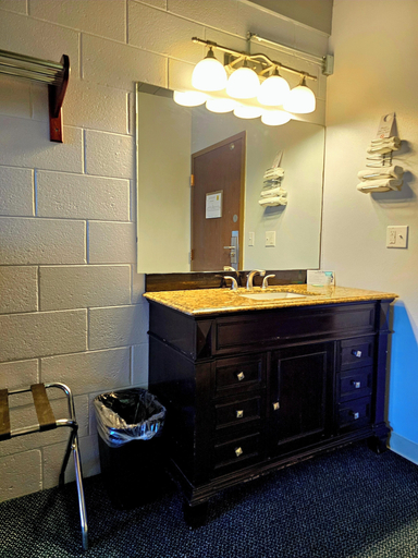 Bathroom 3, 1st Choice Inn Rawlins, Carbon
