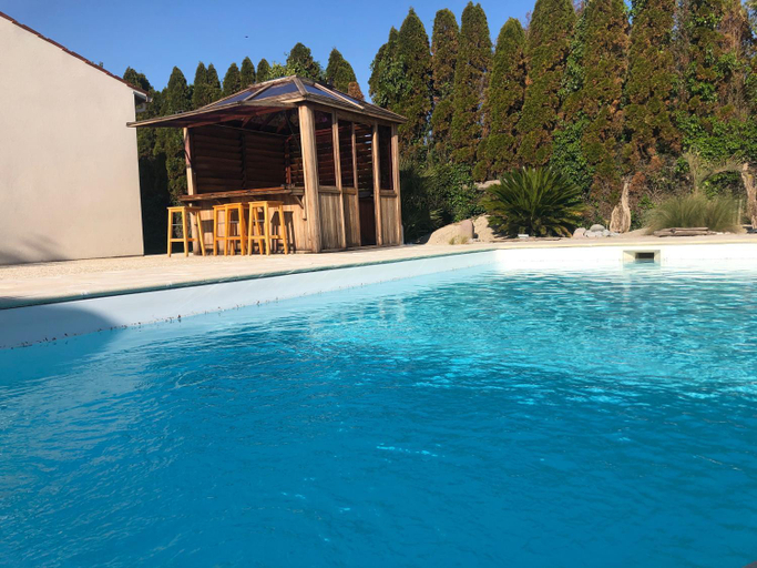 Piscine et jacuzzi a 2km de la plage de St Georges de didonne, Charente-Maritime
