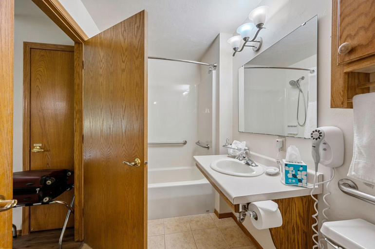 Bathroom 3, Pheasant Park Resort, Door