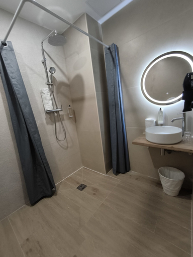 Bathroom 4, Hôtel du Midi, Alpes-Maritimes