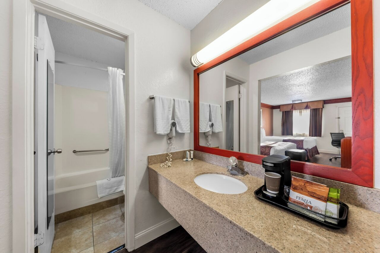 Bathroom 5, Scottish Inn Decatur, Wise
