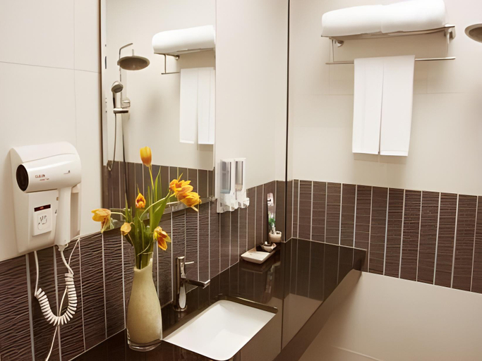 Bathroom 28