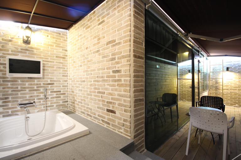 Bathroom 3, Busan Yeonsan Togok Brown Dot, Yeonje