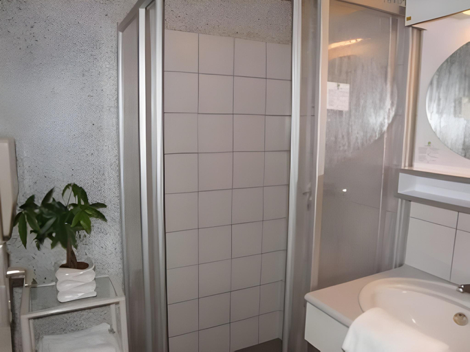 Bathroom 2, Best Western Flers Centre Gare, Orne