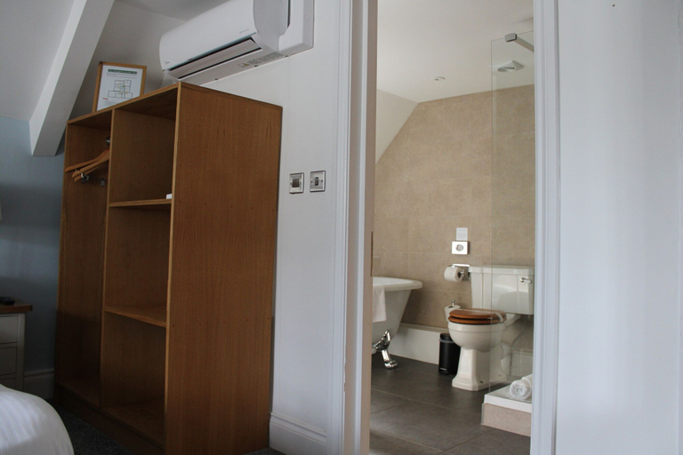 Bathroom 3, The White Lion, Isle of Wight