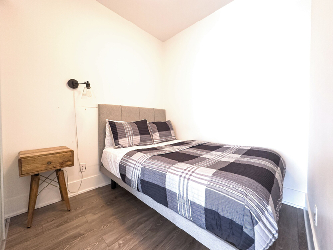 Bedroom 2, Luxury Suite by CN Tower & Free Parking, Toronto