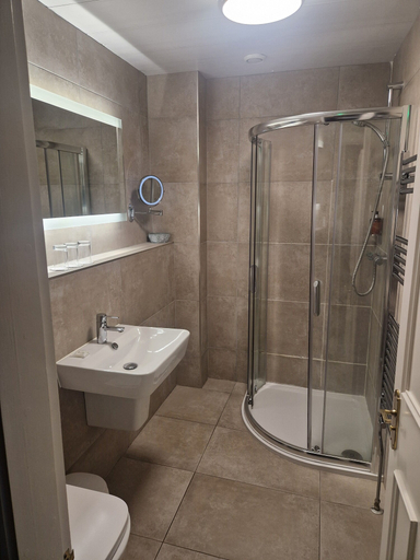 Bathroom 4, St. Margaret's Hotel, Oxfordshire