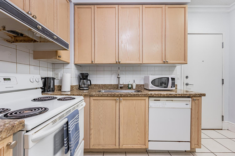 Others 3, LUXURY ONE BEDROOM CONDO NEAR SQUARE ONE - Parking, Peel