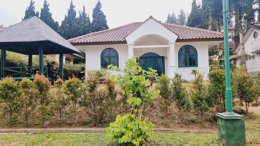 Villa ChavaMinerva Aprila Ciater with Private Pool, Subang