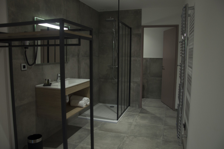 Bathroom 3, Aux Platanes, Jura