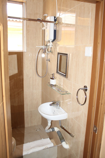 Bathroom 5, Jesiwa B's Little Palace, Accra