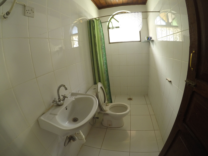 Bathroom 4, Garden Lodge, Mjini