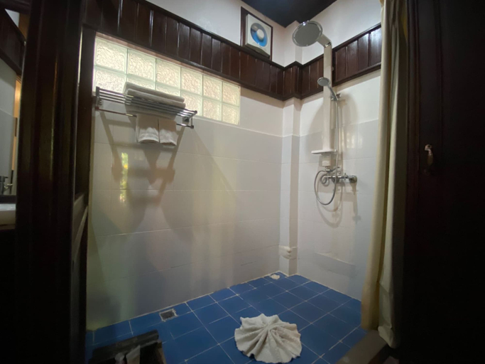 Bathroom 5, Vangsavath Hotel, Luang Prabang