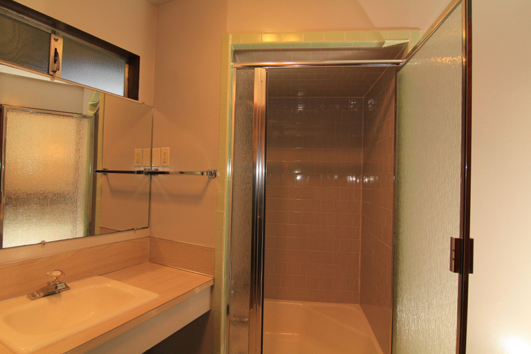 Bathroom 3, Curly Redwood Lodge, Del Norte