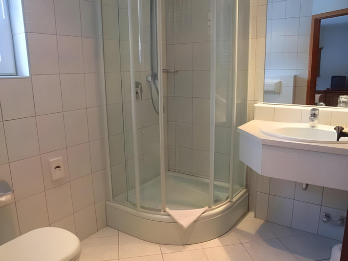 Bathroom 23