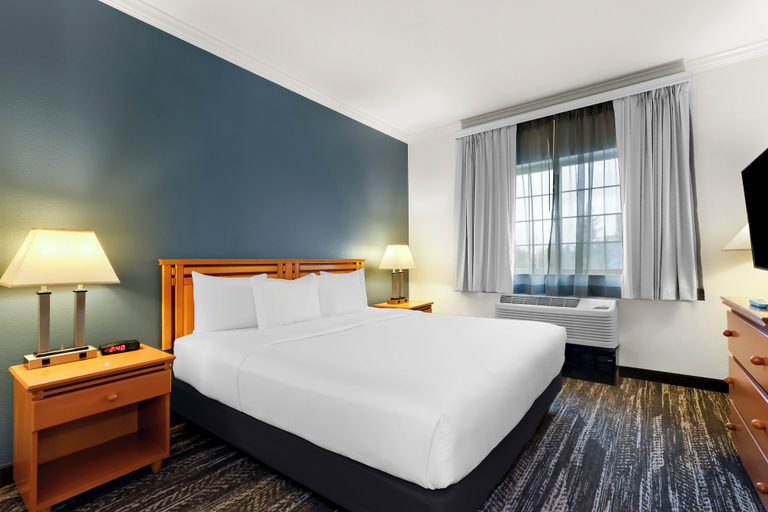 Bedroom 4, Clarion Suites Downtown Anchorage, Anchorage
