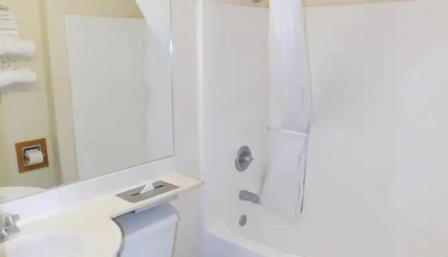 Bathroom, Chadron Inn & Suites, Dawes
