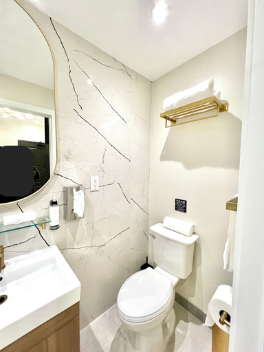 Bathroom 3, Toronto Rooms and Suites, Toronto