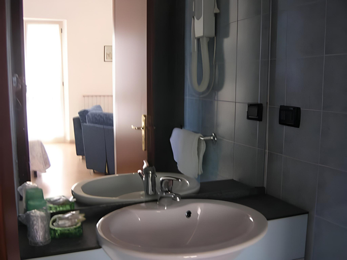 Bathroom 14