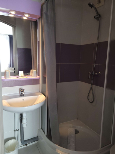Bathroom 4, Kyriad Direct Arles, Bouches-du-Rhône