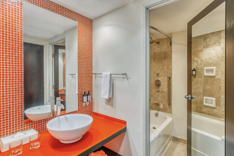 Bathroom 5, Fiesta Inn Centro Historico, Mexico City
