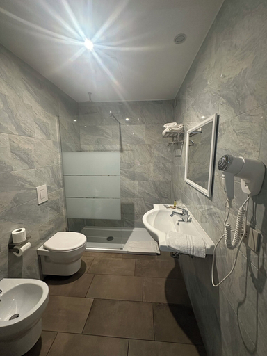 Bathroom 4, Hotel Stradivari, Milano