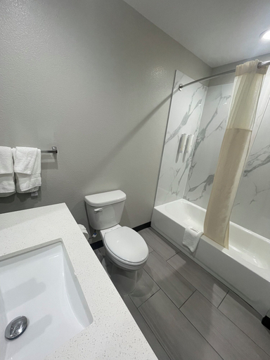 Bathroom 4, Clarion Pointe Fort Worth East - Arlington, Fort Worth