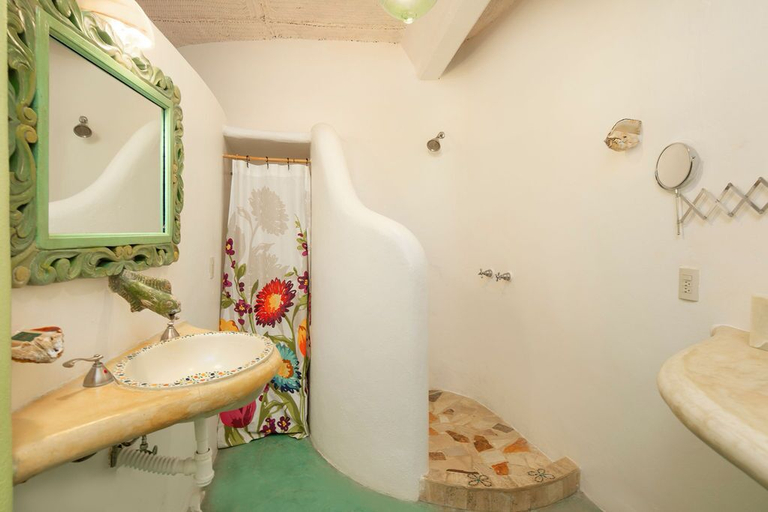 Bathroom 3, Villa Amor, Compostela