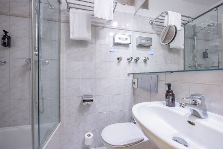 Bathroom 4, Fletcher Waldhotel Nordrhein-Westfalen, Mettmann