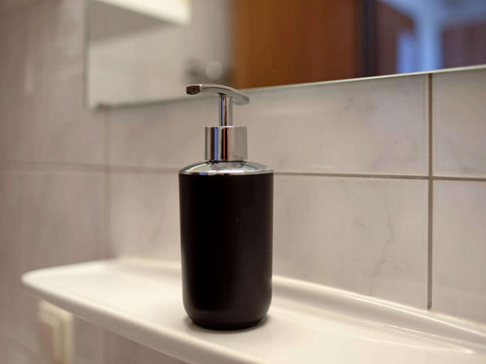 Bathroom, Cosy Holiday Home in bad Goisern With Balcony, Gmunden