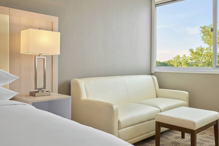 Bedroom 4, Delta Hotels By Marriott Chicago Willowbrook, Dupage