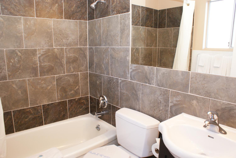 Bathroom 3, Riverside Motel, Okanagan-Similkameen