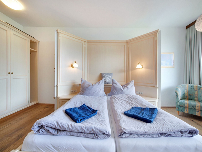 Bedroom 4, Cosy Holiday Home in bad Goisern With Balcony, Gmunden