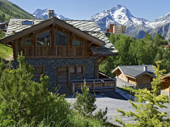 Exterior & Views